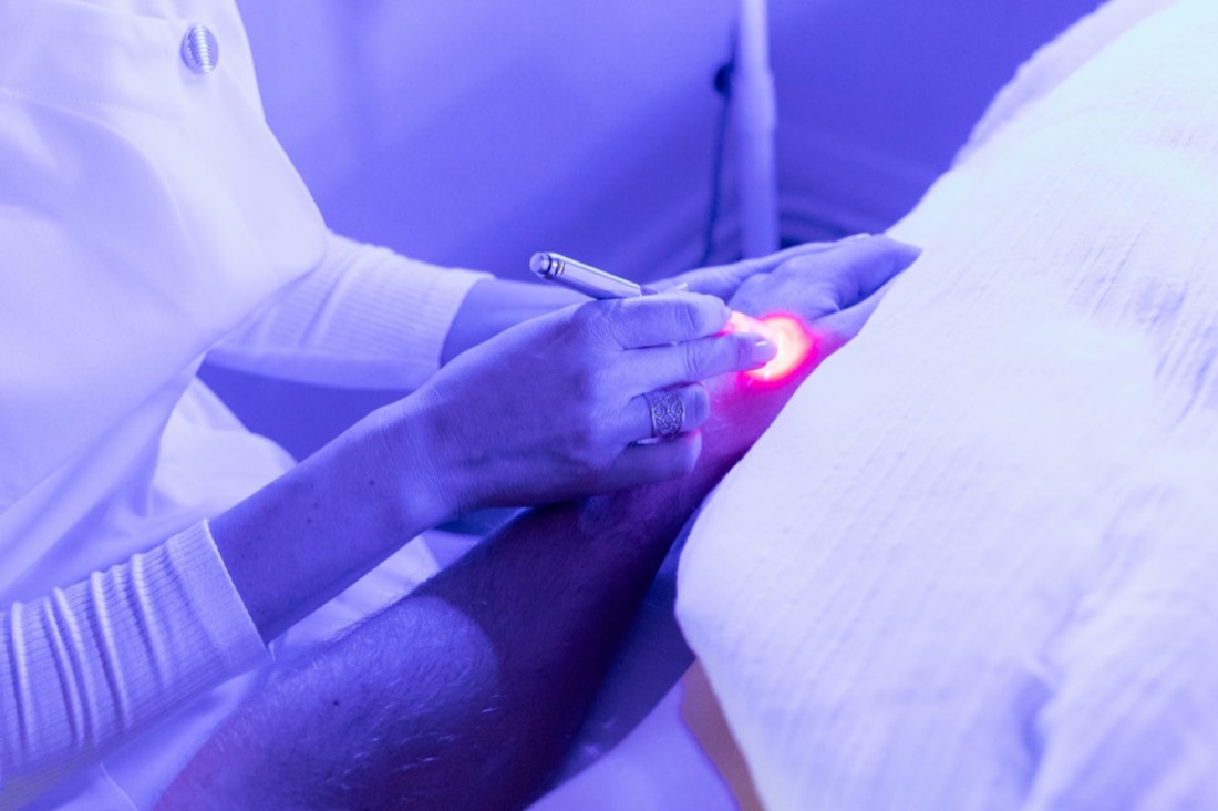 Séance de photobiomodulation au cabinet Physiolum